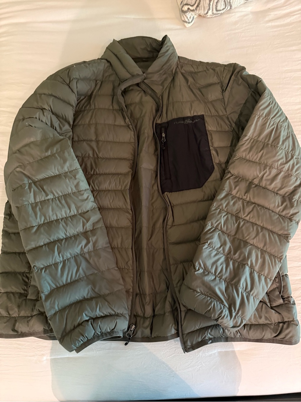 Eddie Bauer Men's Puffer Jacket in Olive